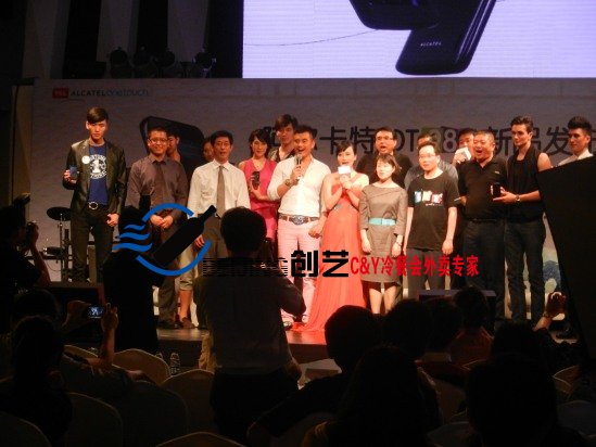 现场冷餐会与嘉宾合影
